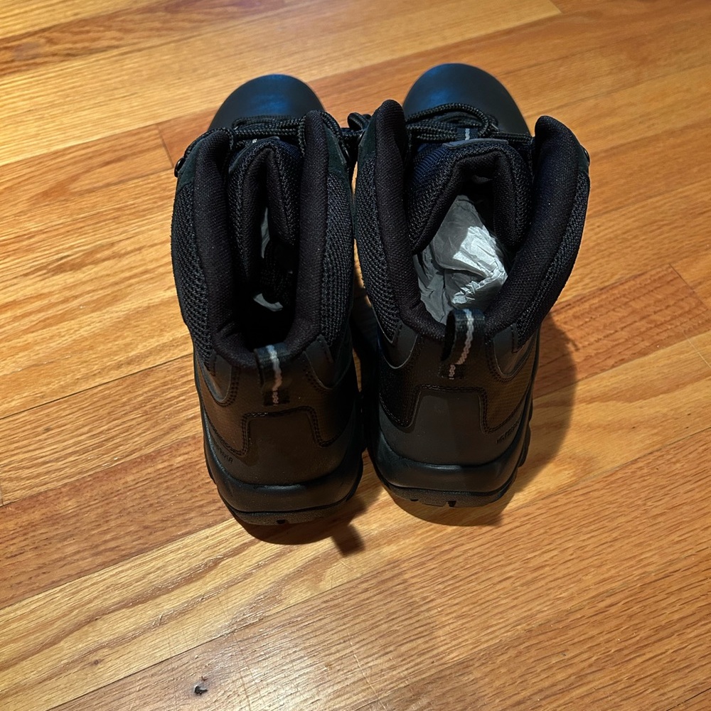 New Columbia Men's Black Waterproof Boots. Newton Ridge Waterproof II - Picture 5 of 7